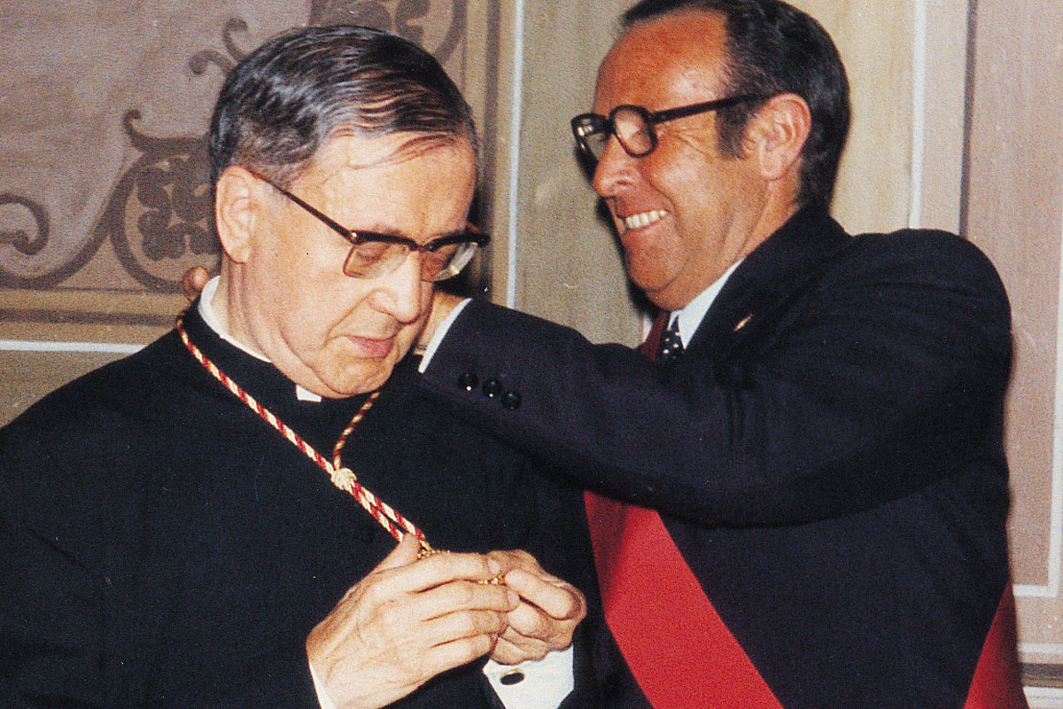 El alcalde concede a san Josemaría la Medalla de Oro de Barbastro (1975)